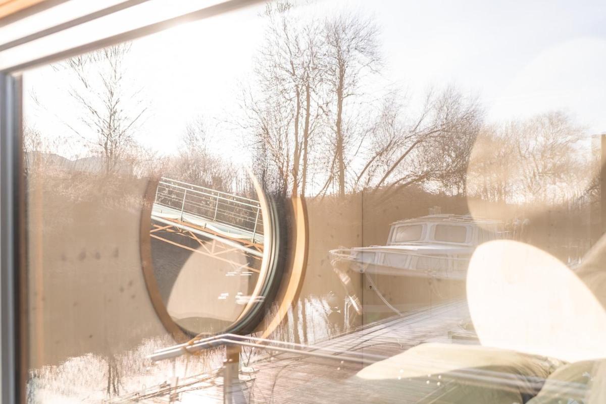 Geraeumige, Hochwertiges Hausboot Petite Mit Kamin * Hamburg