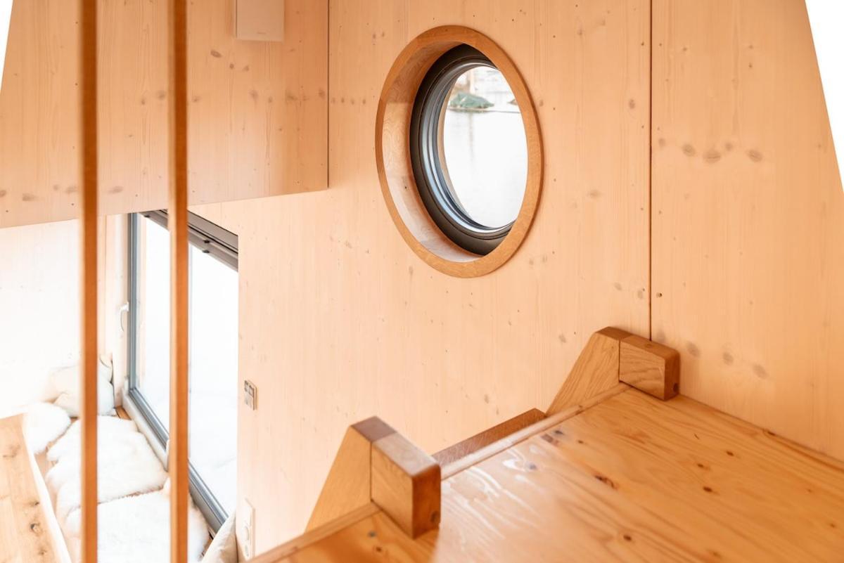 Geraeumige, Hochwertiges Hausboot Petite Mit Kamin Botel