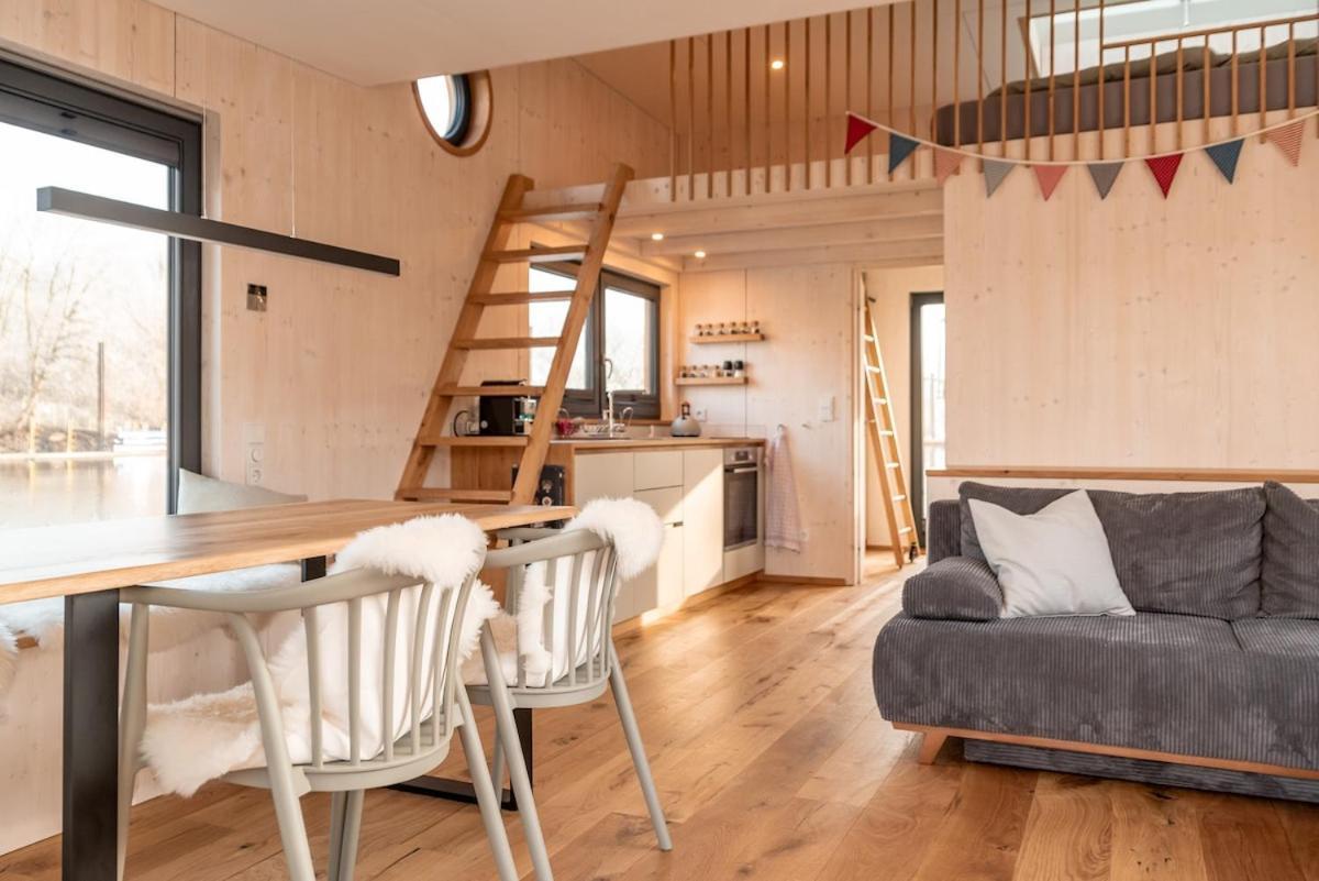 Botel Geraeumige, Hochwertiges Hausboot Petite Mit Kamin